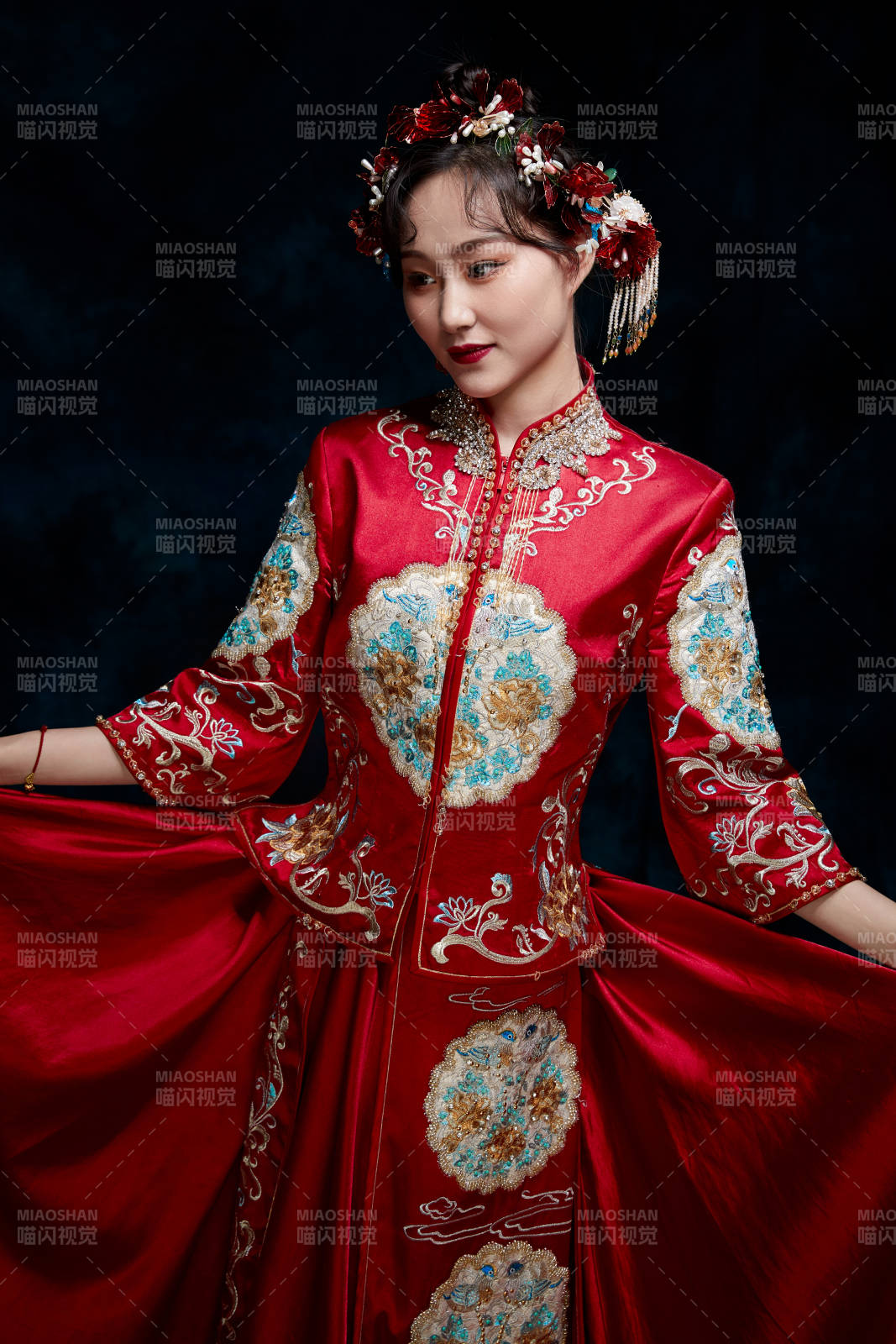 穿着中式秀禾服的亚洲少女图片