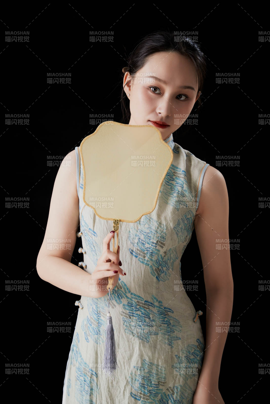 穿着中式旗袍的亚洲少女图片