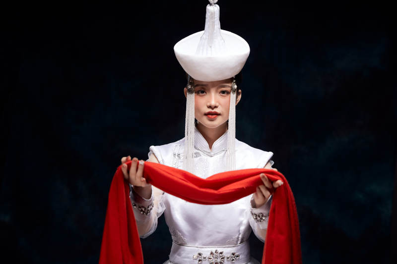 穿着蒙古族服饰的亚洲青年女性图片