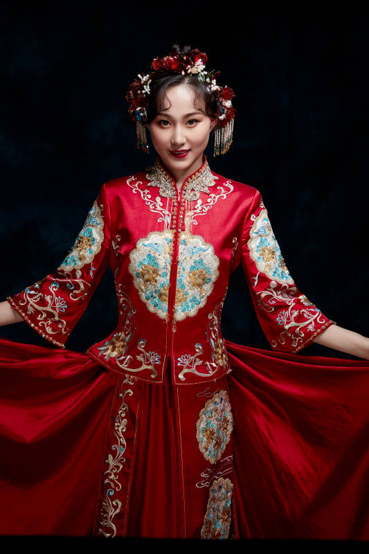 穿着中式秀禾服的亚洲少女图片