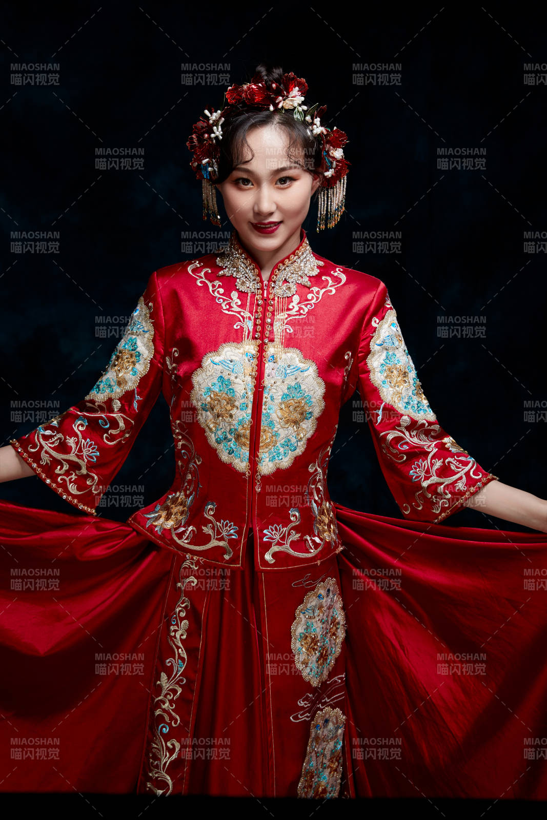 穿着中式秀禾服的亚洲少女图片