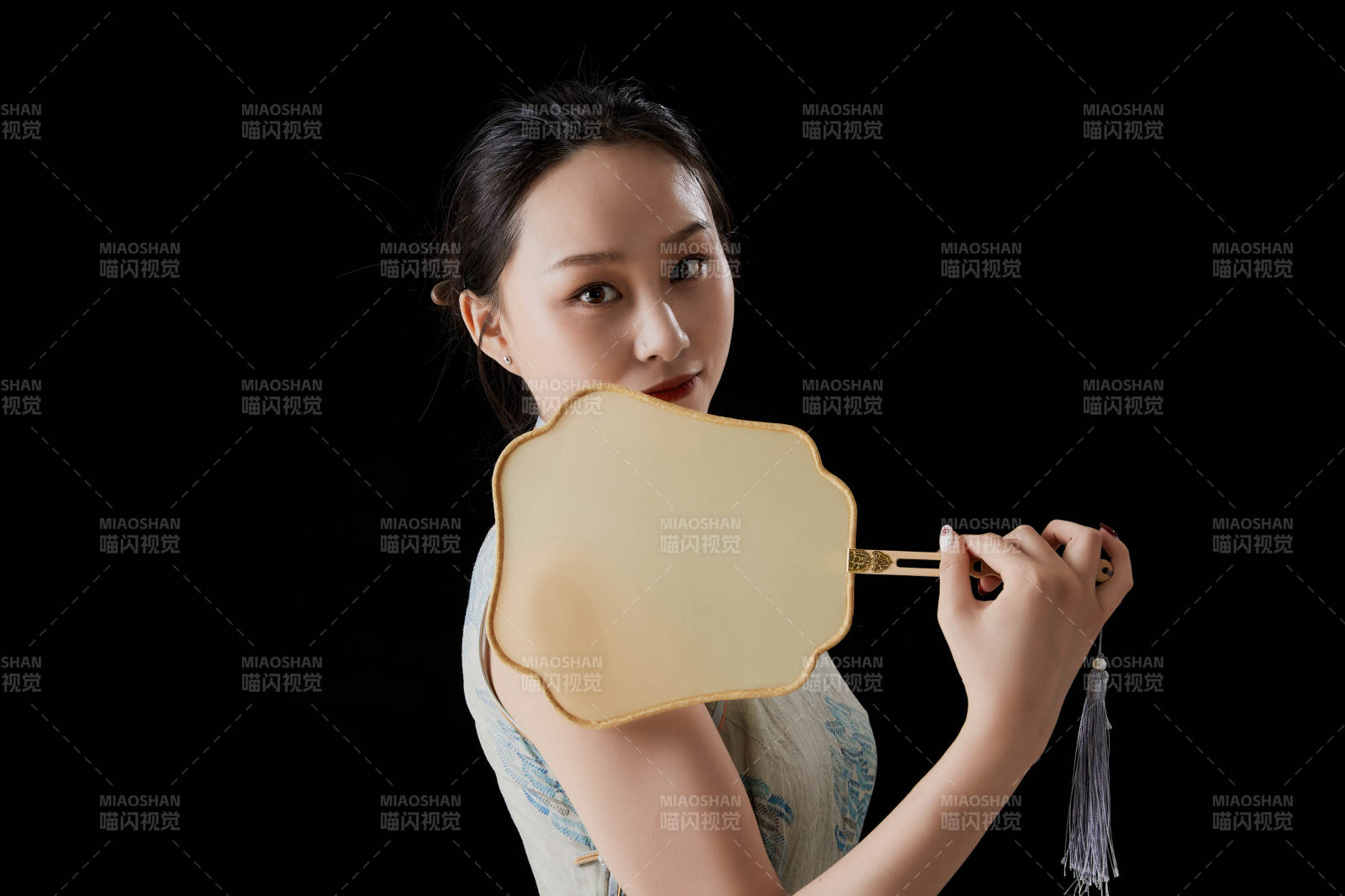 穿着中式旗袍的亚洲少女图片