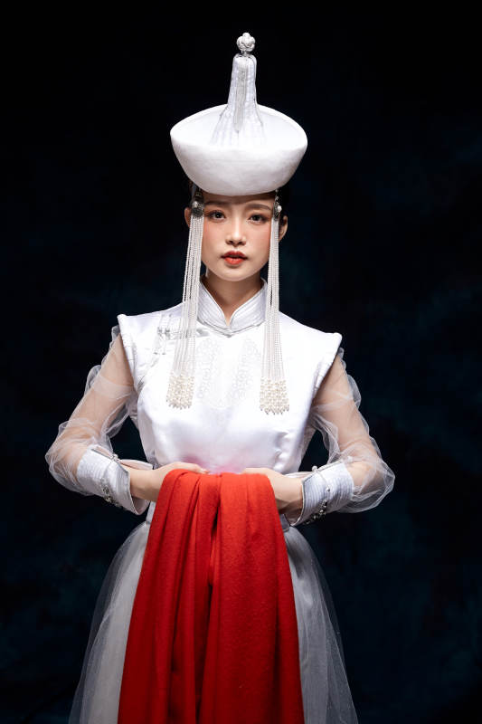 穿着蒙古族服饰的亚洲青年女性图片