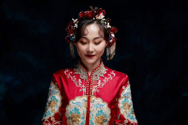 穿着中式秀禾服的亚洲少女图片