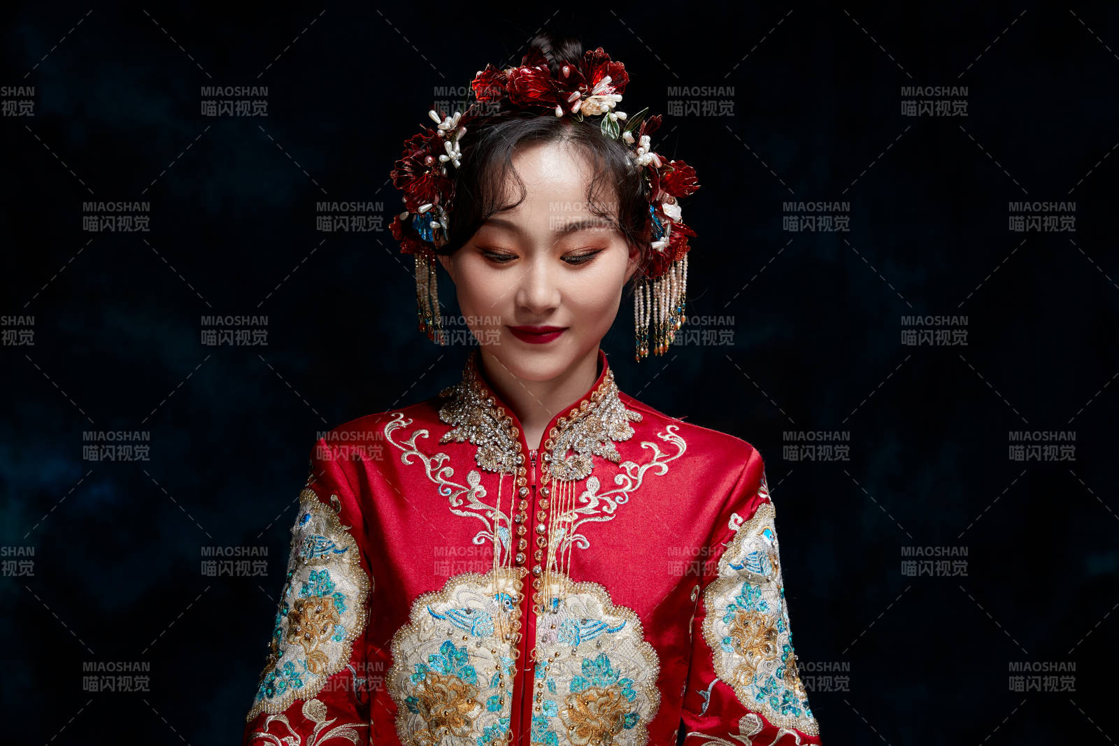 穿着中式秀禾服的亚洲少女图片