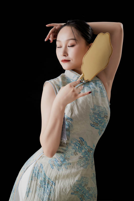 穿着中式旗袍的亚洲少女图片