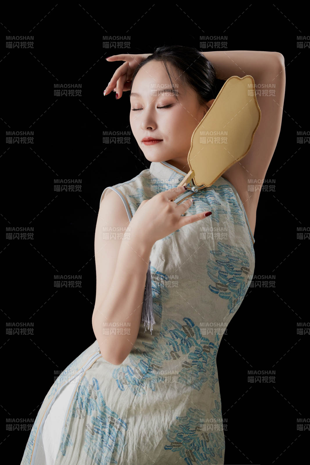 穿着中式旗袍的亚洲少女图片