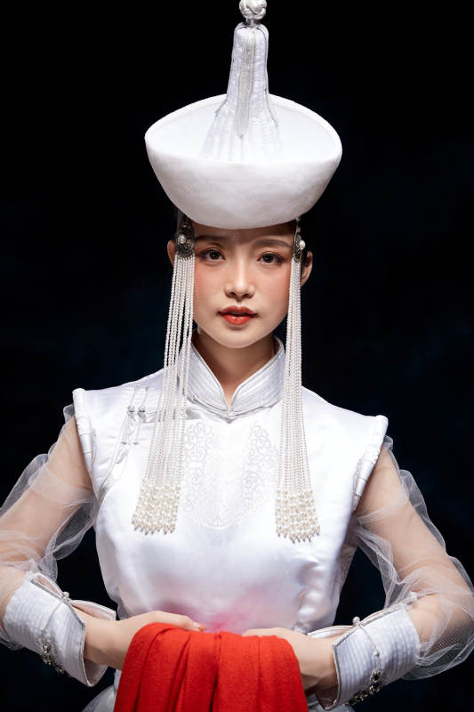 穿着蒙古族服饰的亚洲青年女性图片