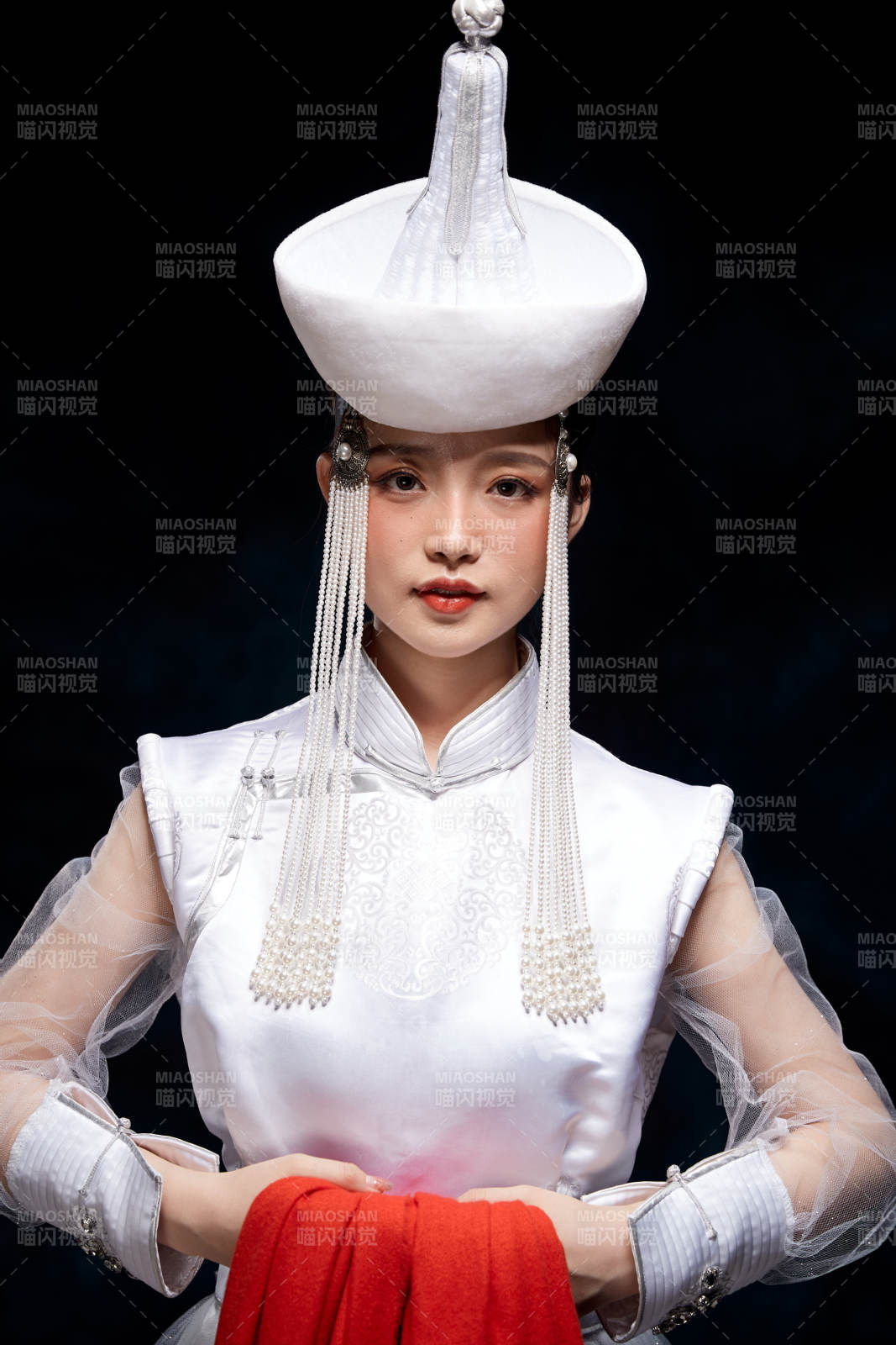 穿着蒙古族服饰的亚洲青年女性图片