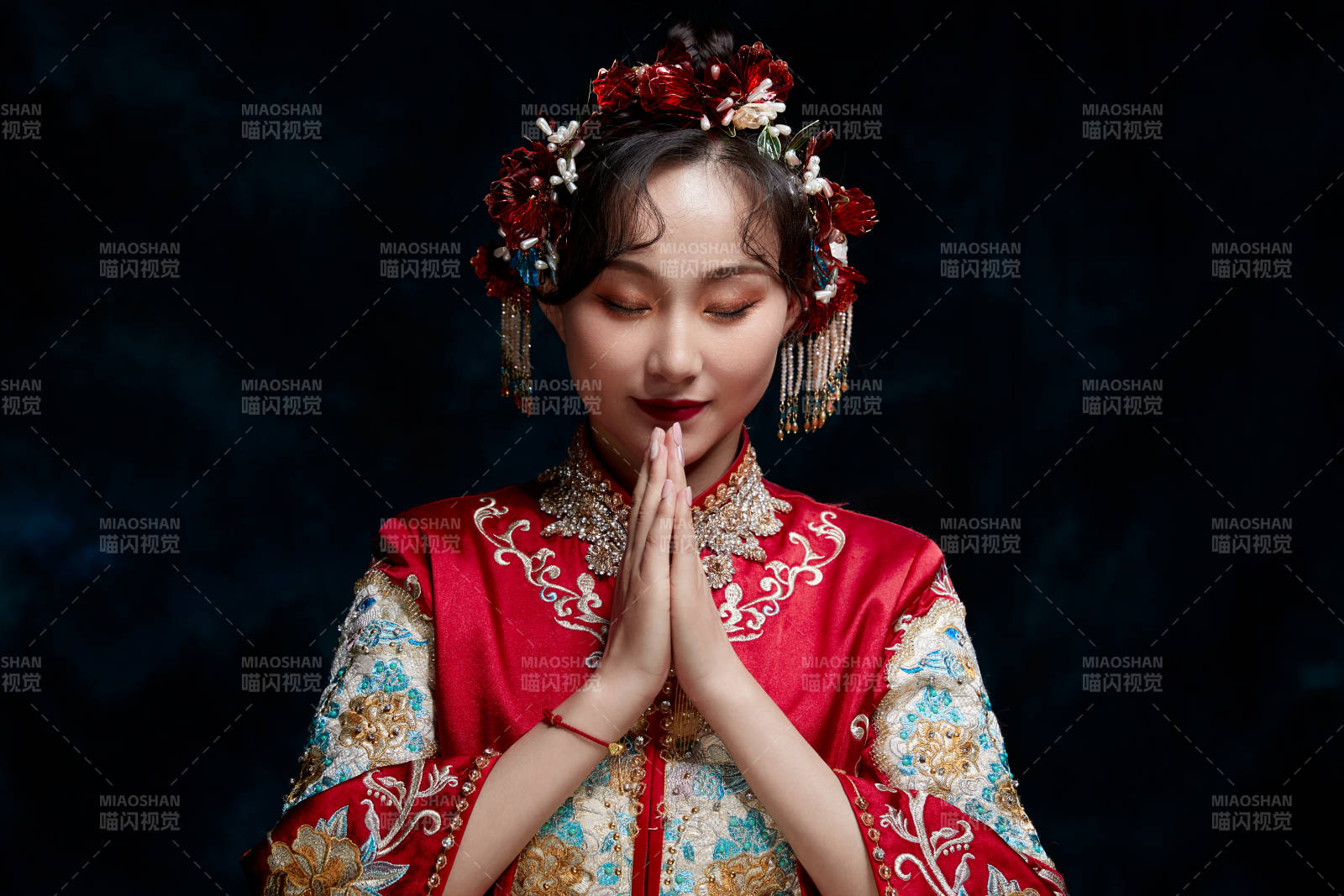 穿着中式秀禾服的亚洲少女图片