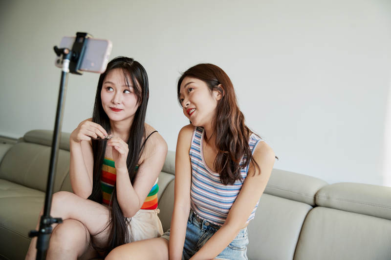 在家做主播直播的亚洲年轻闺蜜少女图片