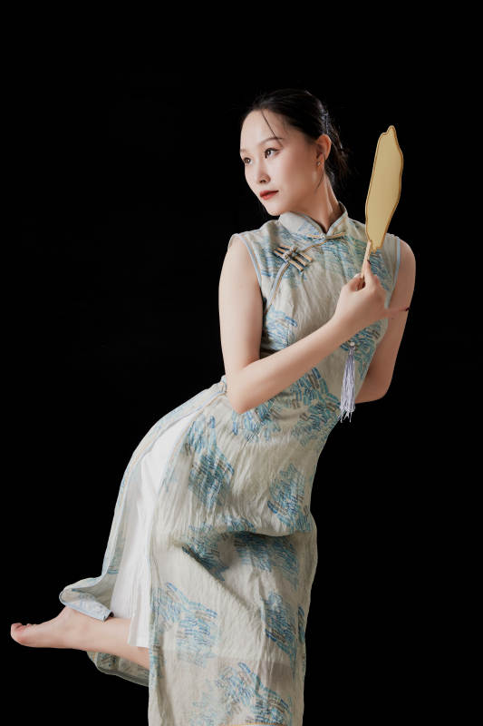 穿着中式旗袍的亚洲少女图片