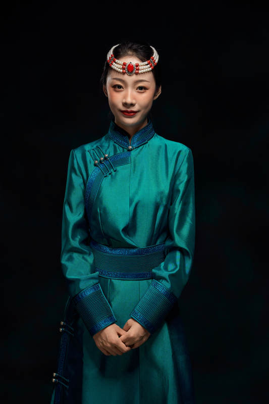 穿着蒙古族服饰的亚洲青年女性图片