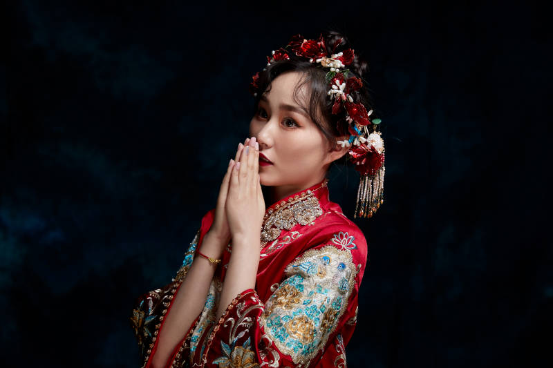 穿着中式秀禾服的亚洲少女图片