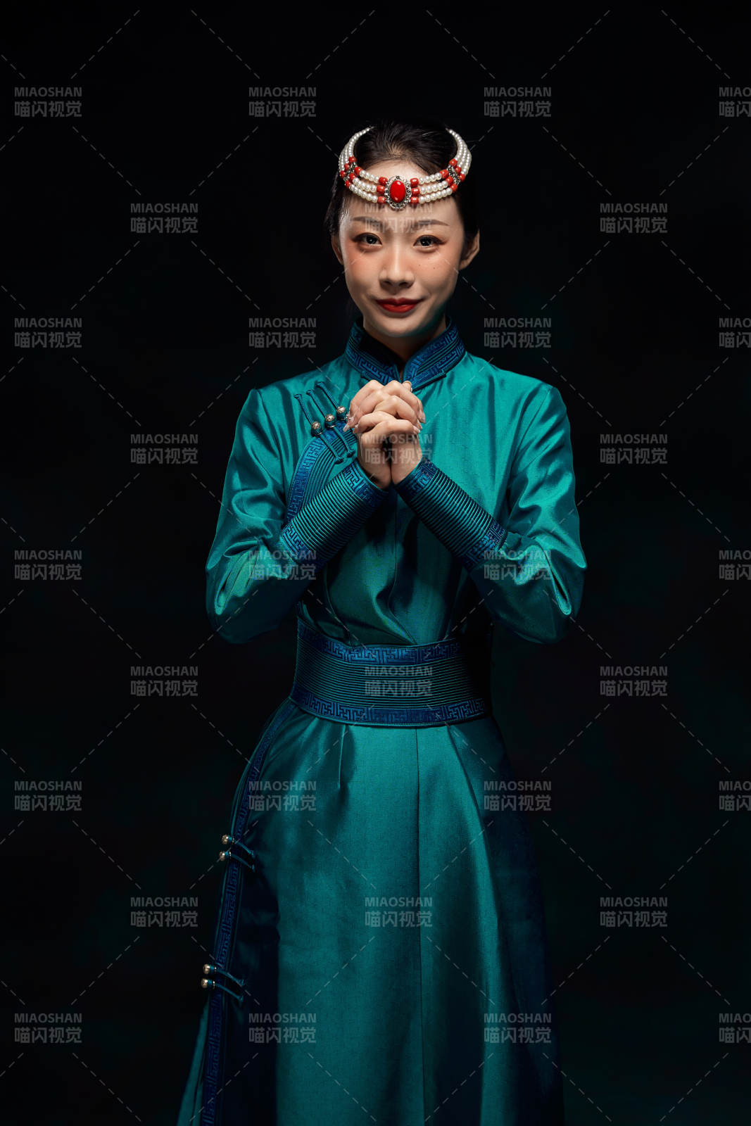 穿着蒙古族服饰的亚洲青年女性图片