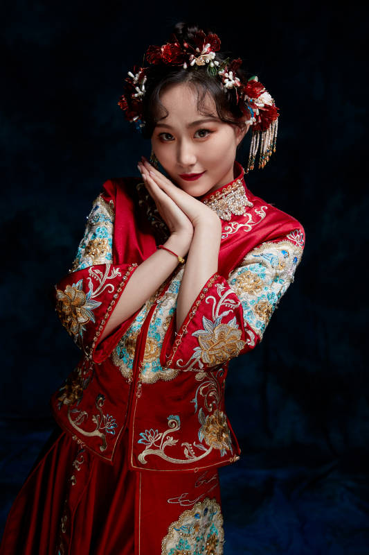 穿着中式秀禾服的亚洲少女图片