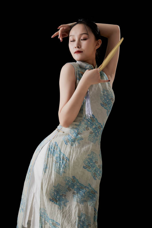 穿着中式旗袍的亚洲少女图片