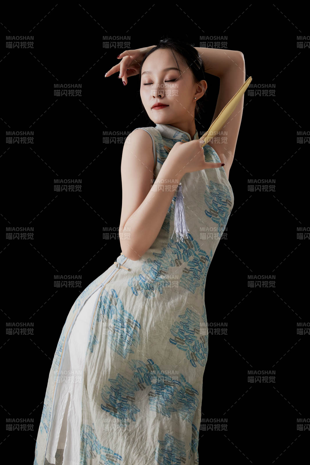 穿着中式旗袍的亚洲少女图片