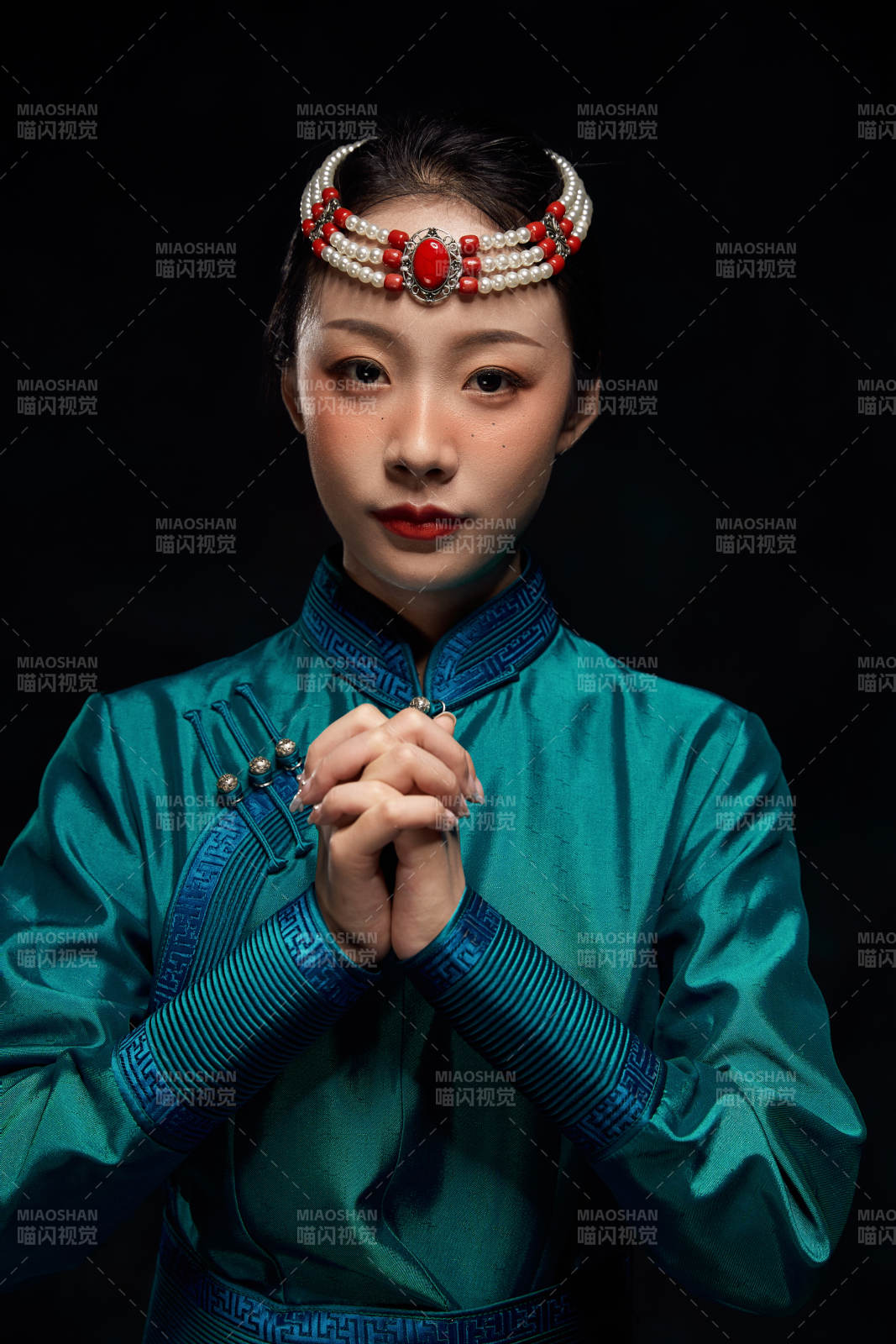 穿着蒙古族服饰的亚洲青年女性图片