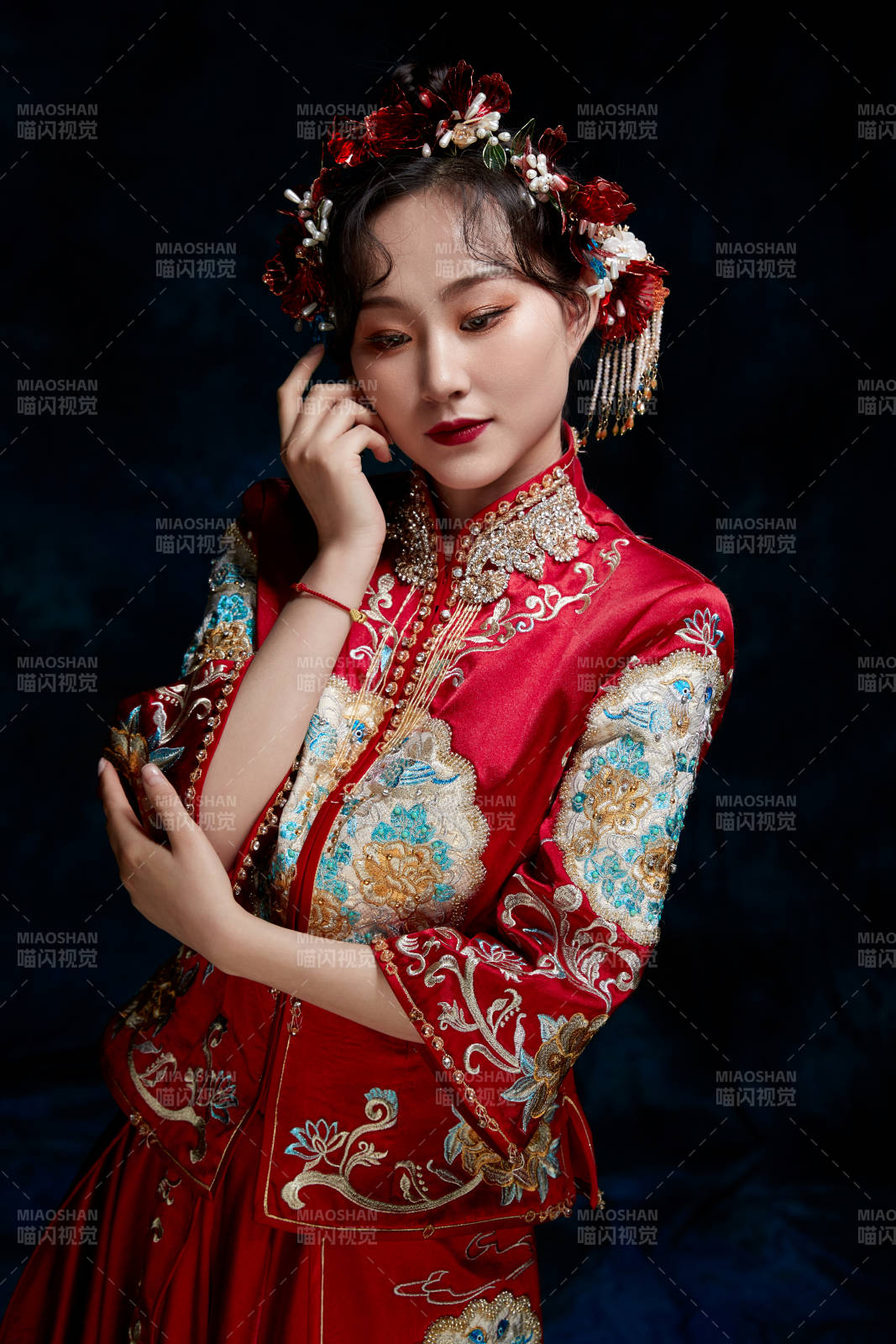 穿着中式秀禾服的亚洲少女图片