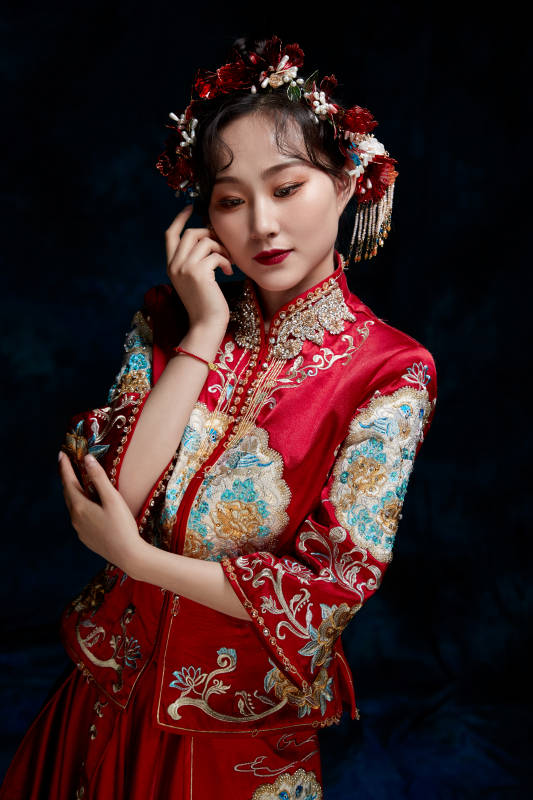 穿着中式秀禾服的亚洲少女图片