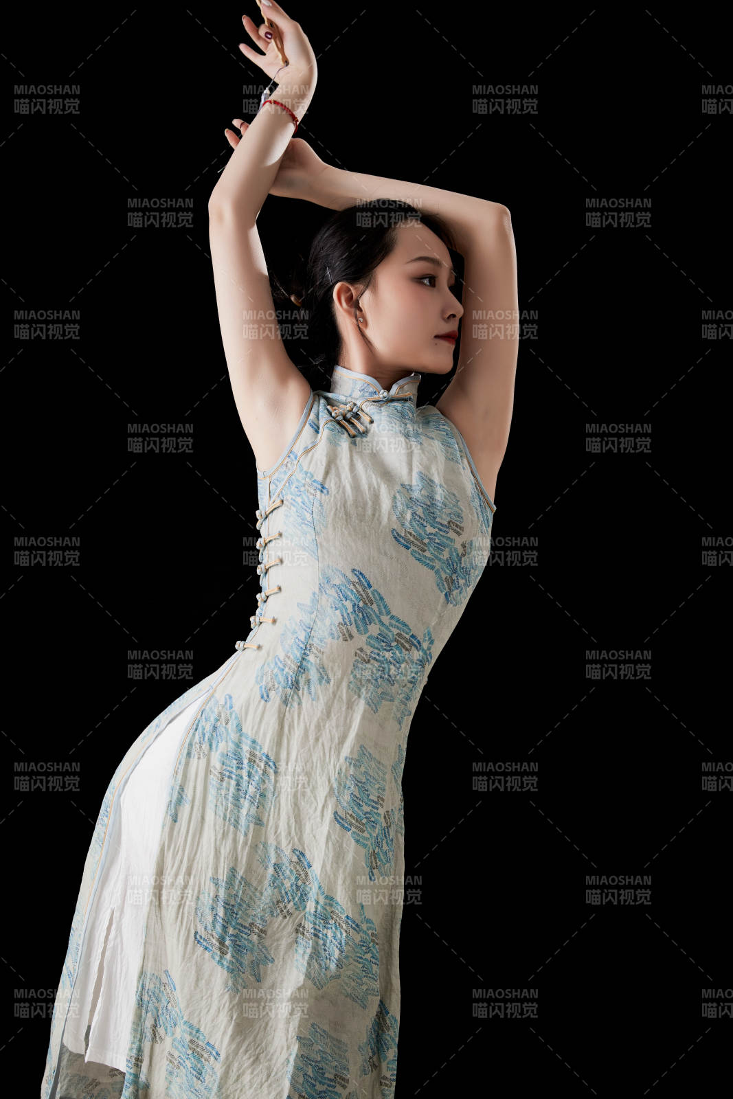 穿着中式旗袍的亚洲少女图片