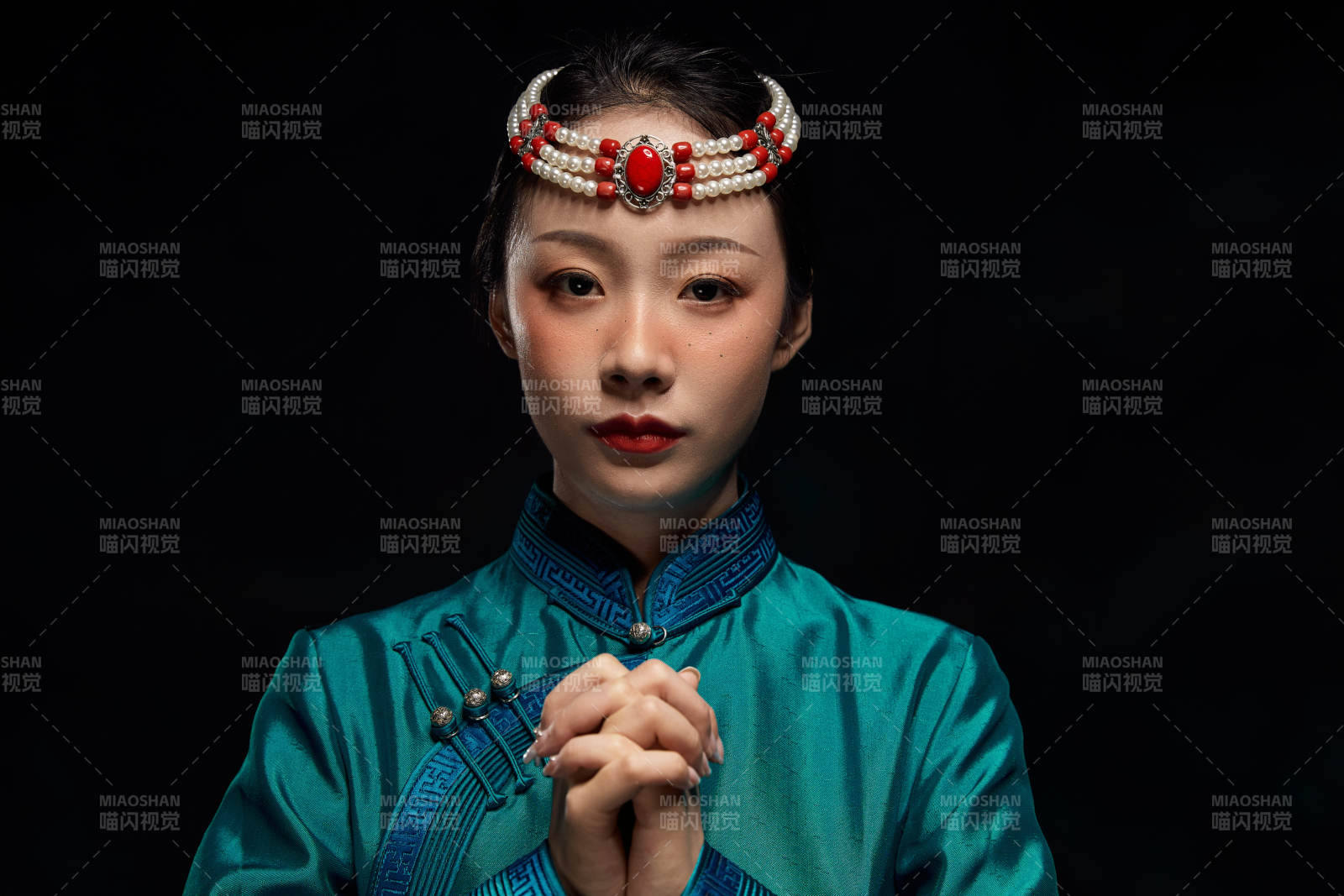 穿着蒙古族服饰的亚洲青年女性图片