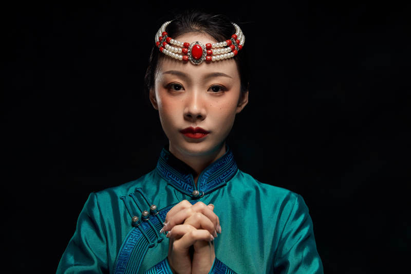 穿着蒙古族服饰的亚洲青年女性图片