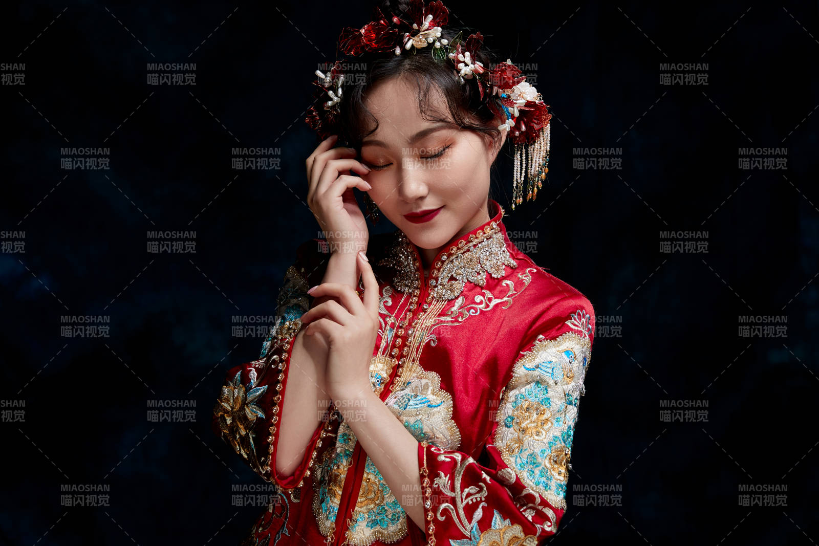 穿着中式秀禾服的亚洲少女图片