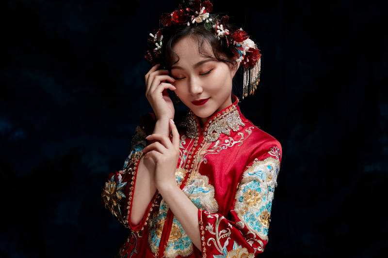 穿着中式秀禾服的亚洲少女图片