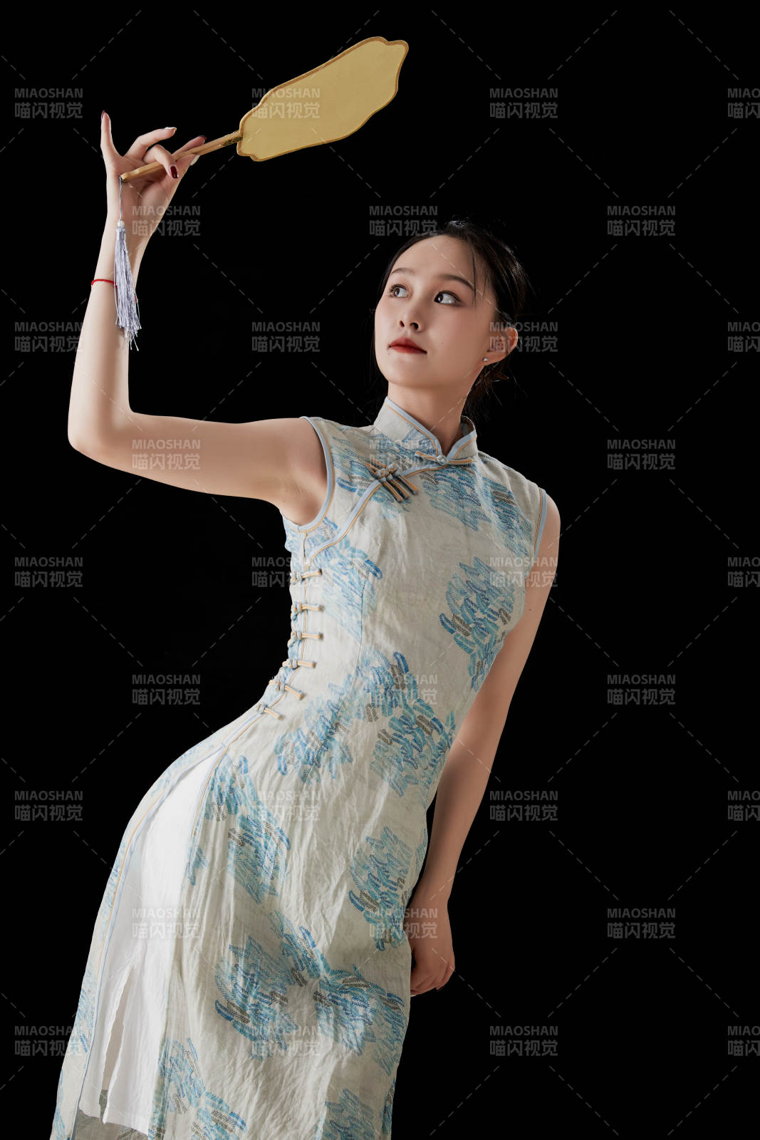 穿着中式旗袍的亚洲少女图片