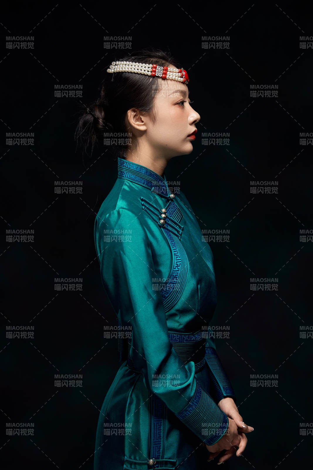 穿着蒙古族服饰的亚洲青年女性图片