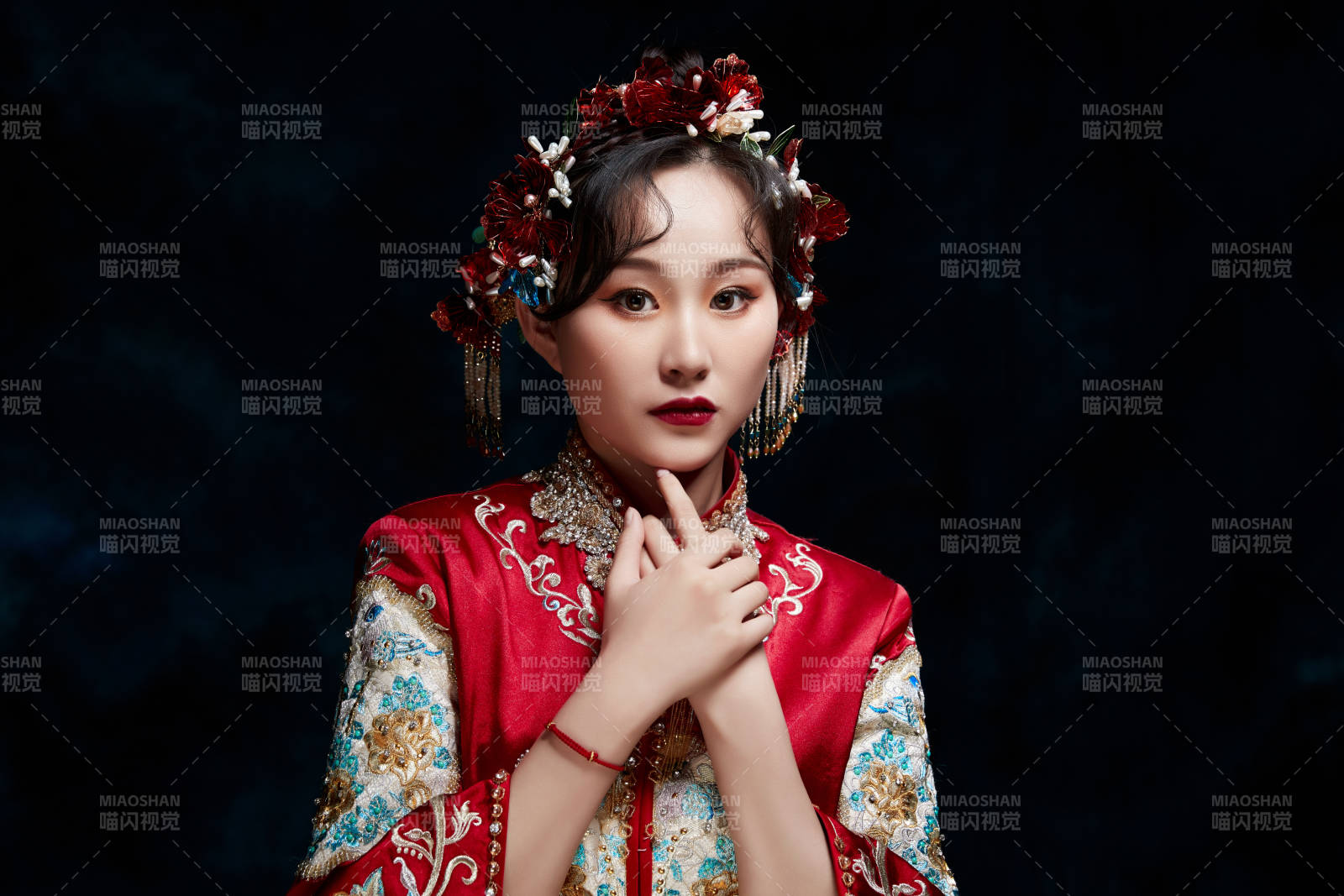 穿着中式秀禾服的亚洲少女图片