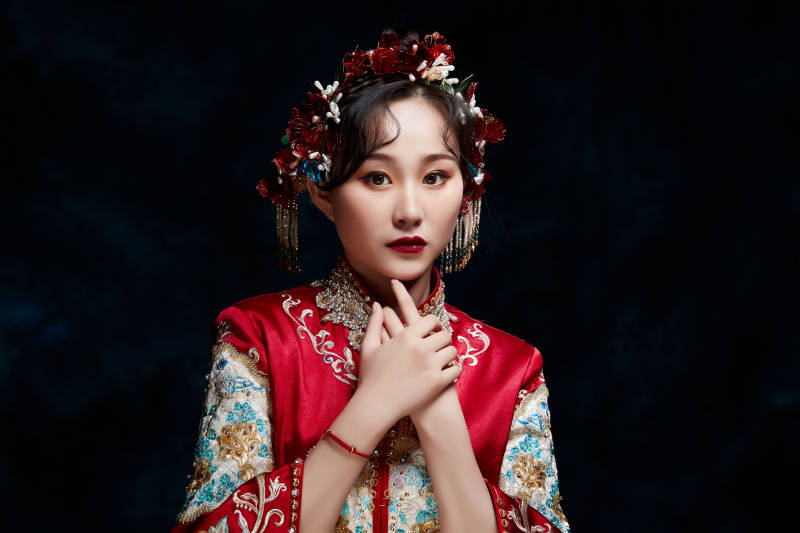 穿着中式秀禾服的亚洲少女图片