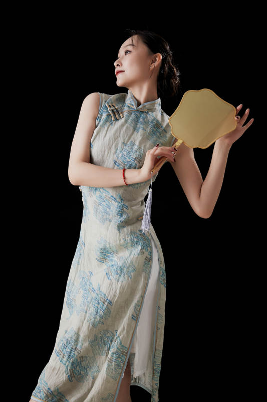 穿着中式旗袍的亚洲少女图片