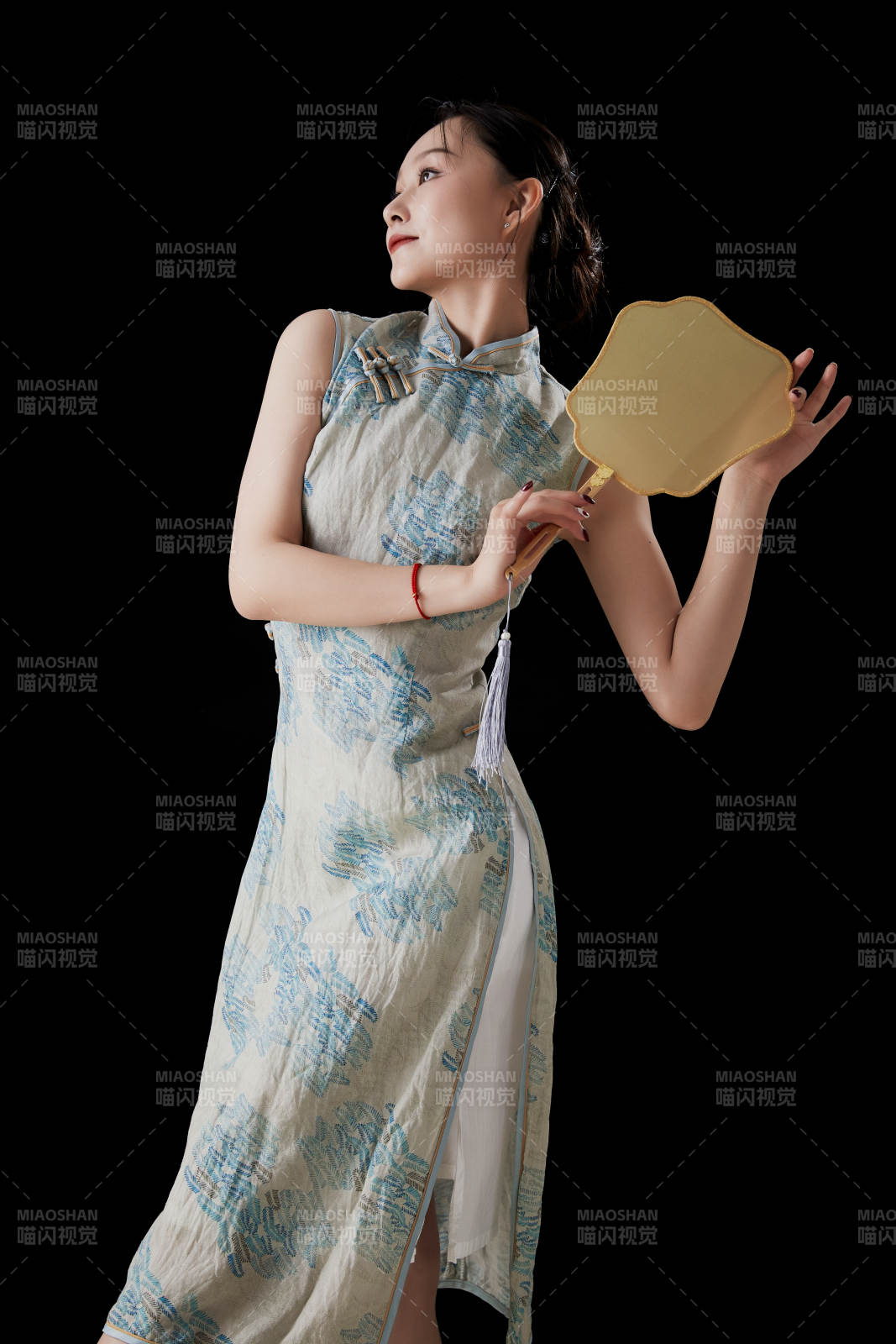 穿着中式旗袍的亚洲少女图片