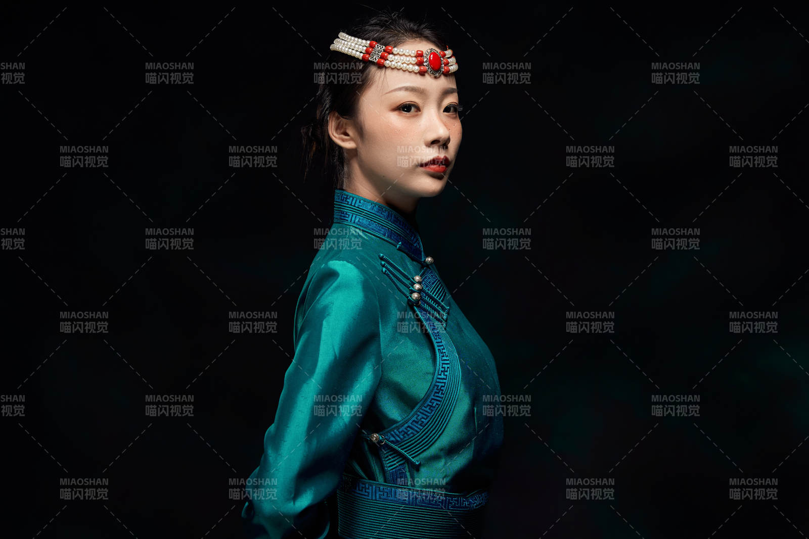 穿着蒙古族服饰的亚洲青年女性图片