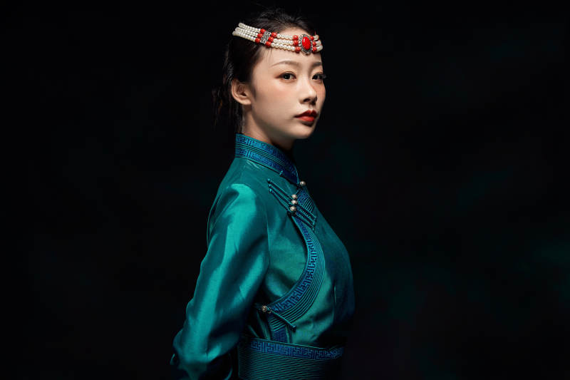 穿着蒙古族服饰的亚洲青年女性图片