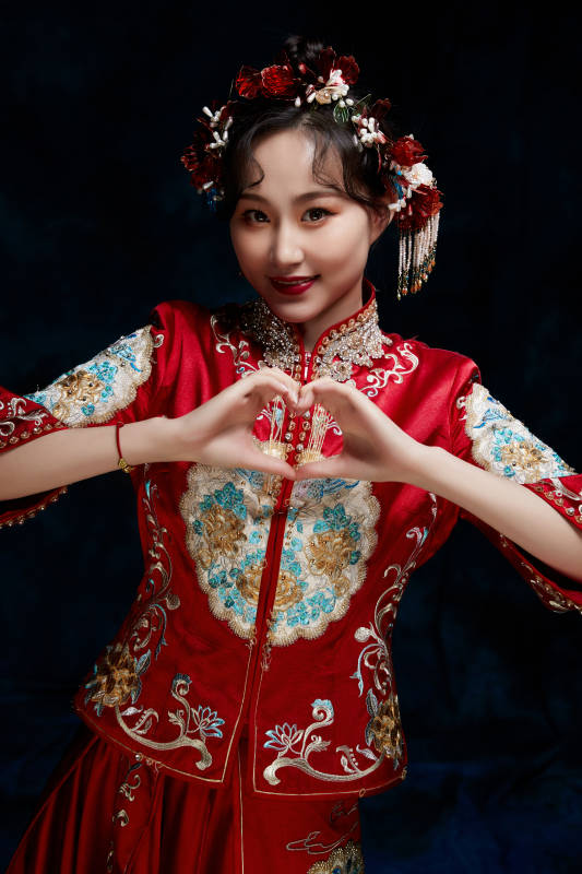 穿着中式秀禾服的亚洲少女图片