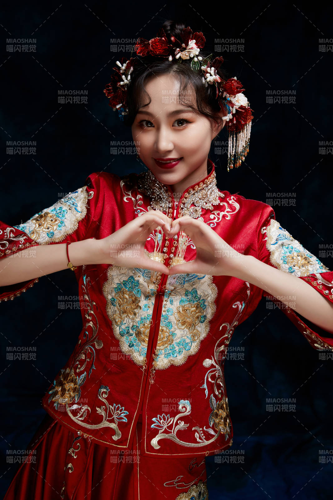 穿着中式秀禾服的亚洲少女图片