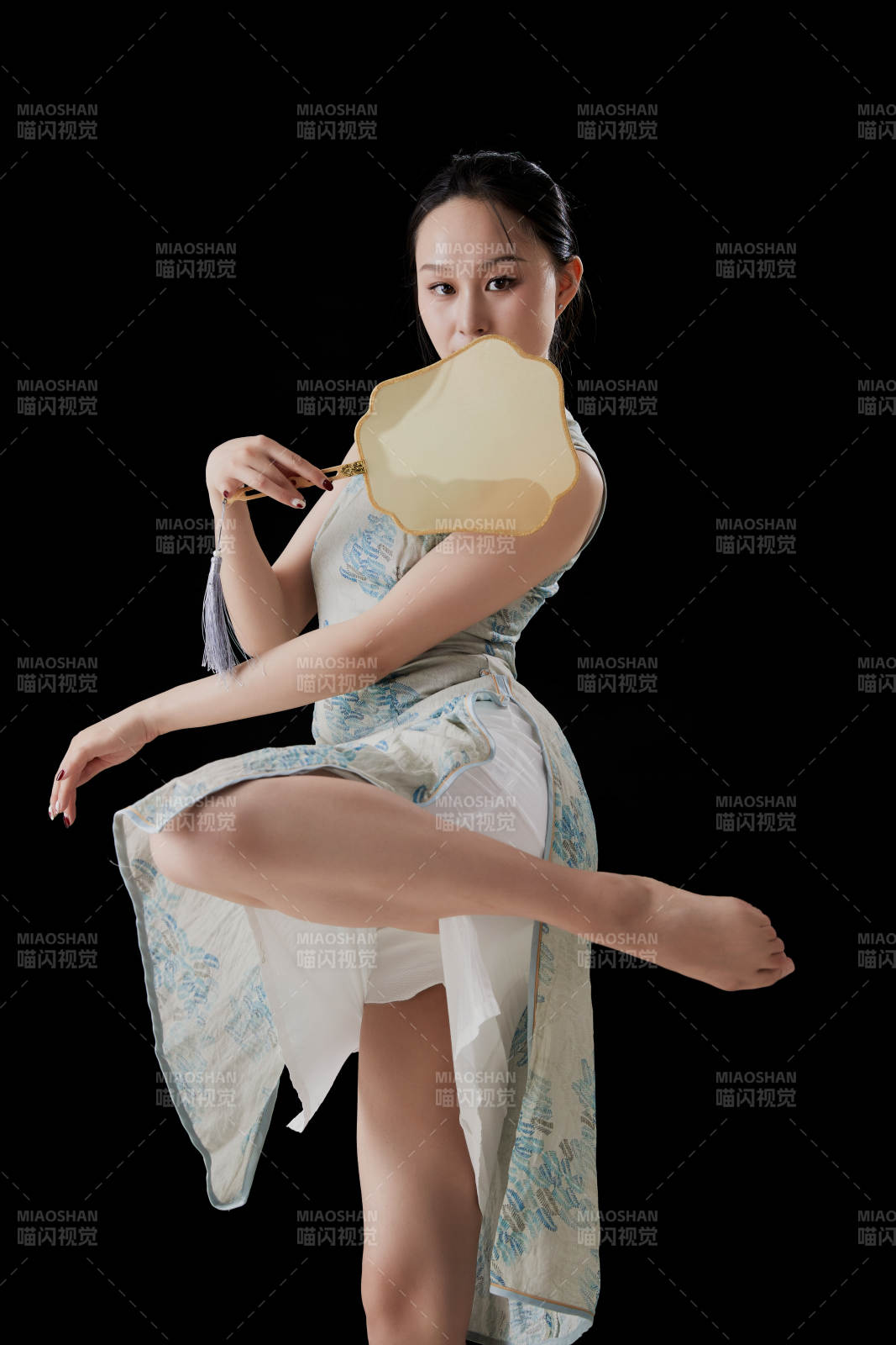 穿着中式旗袍的亚洲少女图片