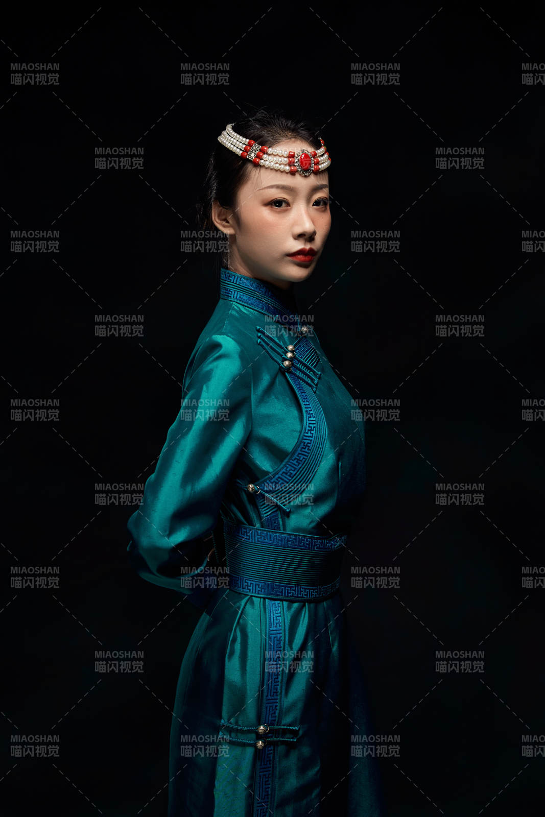 穿着蒙古族服饰的亚洲青年女性图片