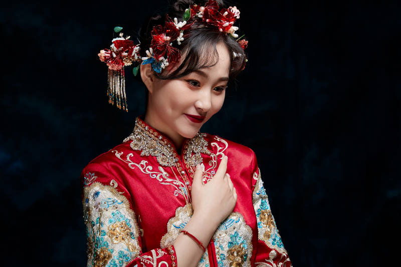 穿着中式秀禾服的亚洲少女图片