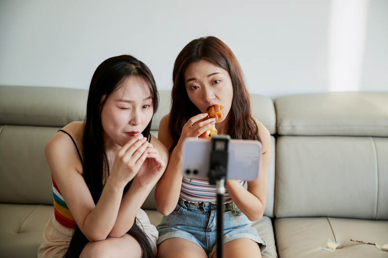 在家做主播直播的亚洲年轻闺蜜少女图片