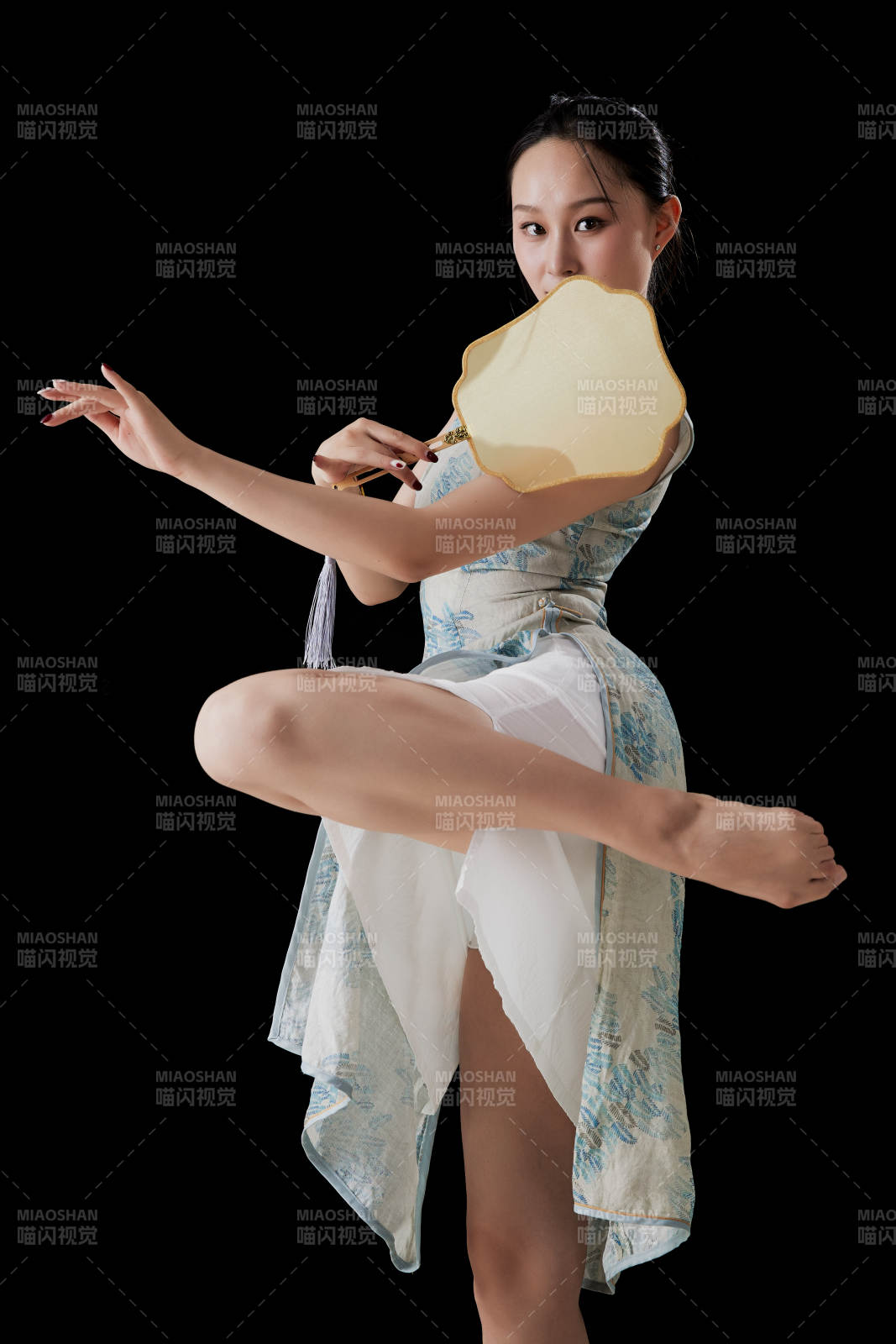 穿着中式旗袍的亚洲少女图片