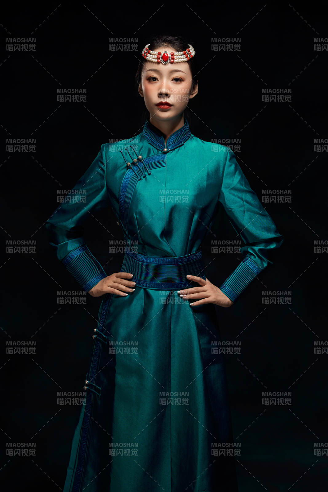 穿着蒙古族服饰的亚洲青年女性图片