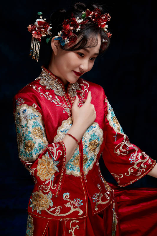 穿着中式秀禾服的亚洲少女图片