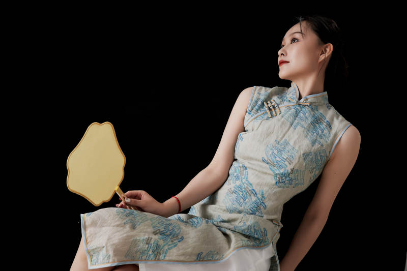 穿着中式旗袍的亚洲少女图片