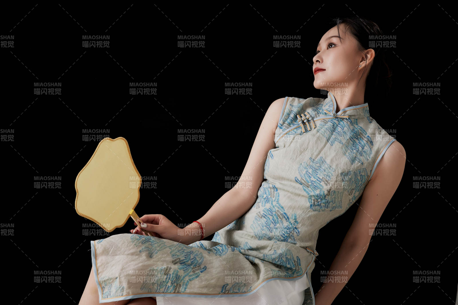 穿着中式旗袍的亚洲少女图片