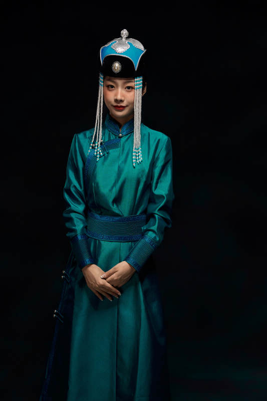 穿着蒙古族服饰的亚洲青年女性图片